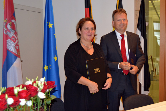 Europa 4. Sitzung der Gemischten Kommission Baden-Württemberg / Serbien Staatssekretärin Theresa Schopper (l.) und der Staatssekretär im Ministerium für Handel, Tourismus und Telekommunikation von Serbien, Stevan Nikčević (r.)