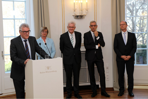 Besoldung Mehr Geld für Beamte v.l.n.r.: Volker Stich, Vorsitzender des Beamtenbundes Baden-Württemberg, Finanzministerin Edith Sitzmann, Ministerpräsident Winfried Kretschmann, Staatssekretär Martin Jäger und Matthias Grewe, Vorsitzender des Vereins der Richter und Staatsanwälte Baden-Württemberg e.V.