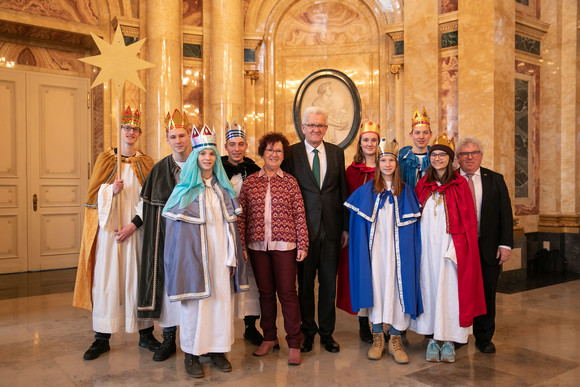Tradition Kretschmann empfängt Sternsingergruppen Ministerpräsident Winfried Kretschmann und seine Frau Gerlinde (M.) mit den Sternsingern der Kirchengemeinde St. Kolumban (Wendlingen) (Bild: Staatsministerium Baden-Württemberg)