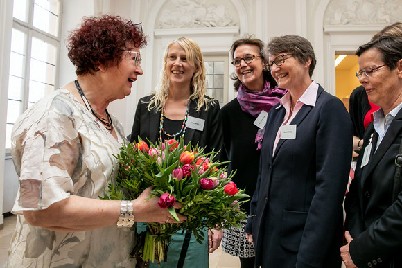 Gesellschaft Festlicher Frühjahrskaffee mit Gerlinde Kretschmann Gerlinde Kretschmann (l.) bekommt einen Blumenstrauß (Bild: Staatsministerium Baden-Württemberg)