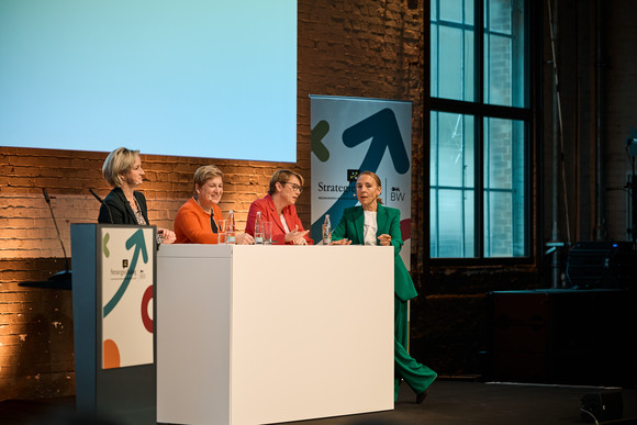 von links nach rechts: Wirtschaftsministerin Dr. Nicole Hoffmeister-Kraut, Bauministerin Nicole Razavi und Staatssekretärin Andrea Lindlohr