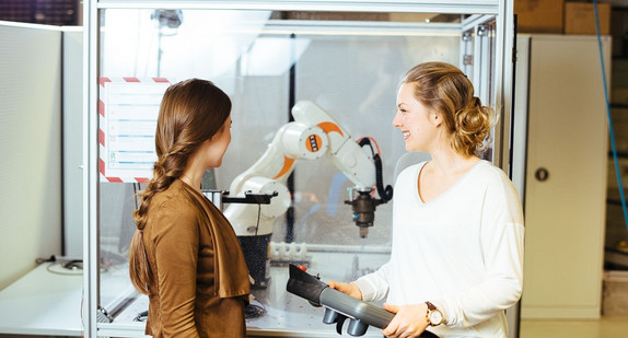 Roboterarm im Labor, zwei Studierende