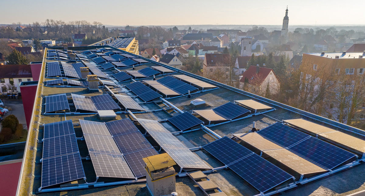 Blick auf ein Gebäudedach mit Solaranlage