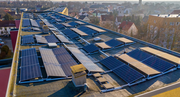 Blick auf ein Gebäudedach mit Solaranlage