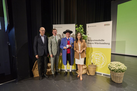 Landesausschuss Heimatpflege Vorsitzender Bernhard Fehrenbach, Staatsekretärin Neşe Erikli, Jürgen Bertsche und Oberbürgermeister Gregor Bühler