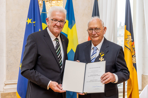 Auszeichnung Verdienstorden des Landes an 22 verdiente Persönlichkeiten Ministerpräsident Winfried Kretschmann (links) und Prof. Dr.-Ing. Kurt Schellenberg (rechts)