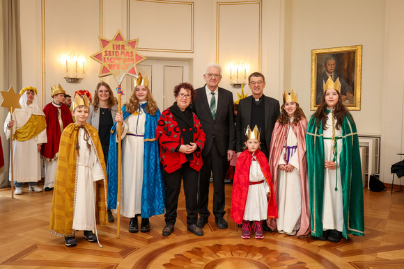 Ministerpräsident Winfried Kretschmann und seine Ehefrau Gerlinde mit der Sternsingergruppe der Kirchengemeinde St. Bartholomäus Auerbach 