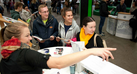 Schüler beim Studieninformationstag. (Foto: Elvira Eberhardt / Uni Ulm)