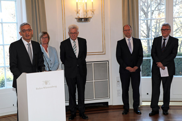 Besoldung Mehr Geld für Beamte v.l.n.r.: Staatssekretär Martin Jäger, Finanzministerin Edith Sitzmann, Ministerpräsident Winfried Kretschmann, Matthias Grewe, Vorsitzender des Vereins der Richter und Staatsanwälte Baden-Württemberg e.V., und Volker Stich, Vorsitzender des Beamtenbundes Baden-Württemberg