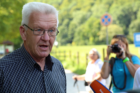 Sommertour Kretschmann wandert mit Bürgerinnen und Bürgern Wasserfallsteig in Bad Urach: Ministerpräsident Winfried Kretschmann (l.)
