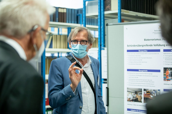 Coronavirus Kretschmann besucht Landesgesundheitsamt Ministerpräsident Winfried Kretschmann (l.) und Stefan Brockmann, Medizinaldirektor Epidemiologie und Gesundheitsberichterstattung (r.) (Bild: Staatsministerium Baden-Württemberg)