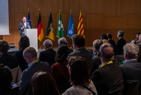 Europa Präsidentschaft der „Vier Motoren für Europa“ übergeben Staatssekretär Florian Hassler bei seiner Begrüßung