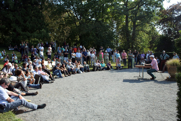 Veranstaltung „SOKO Stuttgart“ meets Park der Villa Reitzenstein Mike Zaka Sommerfeldt (r.) liest im Park.