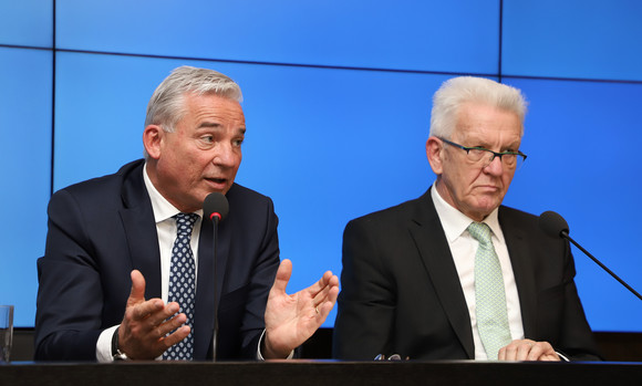 Pressekonferenz Luftreinhaltung in Stuttgart und Digitalisierung von Kommunen Ministerpräsident Winfried Kretschmann (r.) und Innenminister Thomas Strobl (l.) (Bild: Staatsministerium Baden-Württemberg)