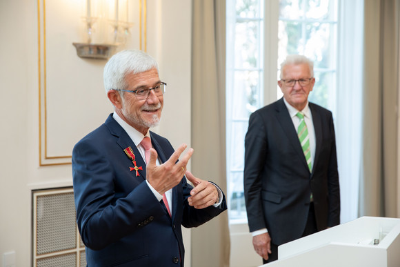 Auszeichnung Bundesverdienstkreuz an Landrat Klaus Pavel Landrat Klaus Pavel (l.) und Ministerpräsident Winfried Kretschmann (r.) (Bild: Staatsministerium Baden-Württemberg)