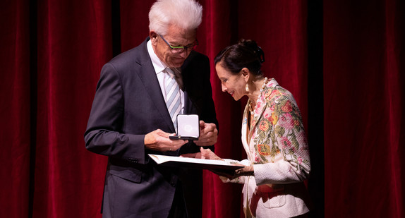 Ministerpräsident Winfried Kretschmann (l.) übergibt Ballettdirektorin Birgit Keil (r.)