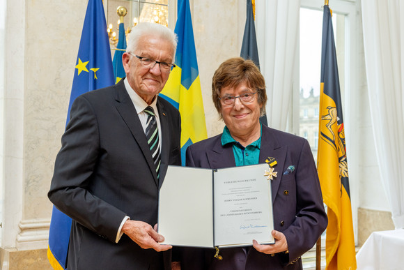 Auszeichnung Verdienstorden des Landes an 22 verdiente Persönlichkeiten Ministerpräsident Winfried Kretschmann (links) und Volker Schwender (rechts)