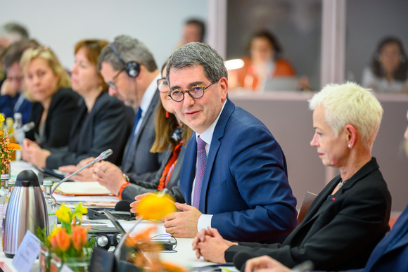 Konferenz Grenzüberschreitende Zusammenarbeit mit der Région Grand Est Jean Rottner (M.), Präsident der Région Grand Est, bei der Konferenz zur grenzüberschreitenden Zusammenarbeit (Bild: Staatsministerium Baden-Württemberg)
