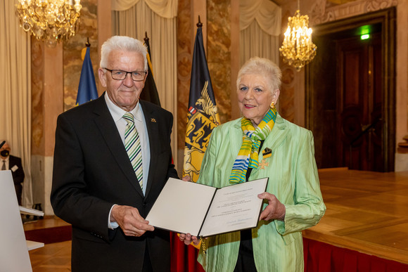 Auszeichnung Verdienstorden des Landes an 21 verdiente Persönlichkeiten Ministerpräsident Winfried Kretschmann (l.) und Prof. Dr. Lenelis Kruse-Graumann (r.)