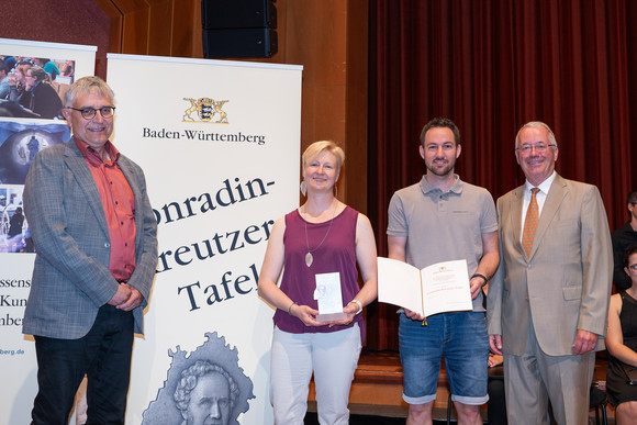 Staatssekretär Arne Braun eehrt 16 Amateurmusik-Vereine mit der Conradin-Kreutzer-Tafel