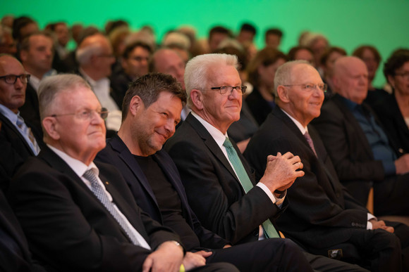 Demokratie Symposium „Demokratische Öffentlichkeit neu denken“ v.l.n.r.: der ehemalige Ministerpräsident Erwin Teufel, Bundesvorsitzender von BÜNDNIS 90/DIE GRÜNEN und Minister Dr. Robert Habeck, Ministerpräsident Winfried Kretschmann und Bundestagspräsident Dr. Wolfgang Schäuble