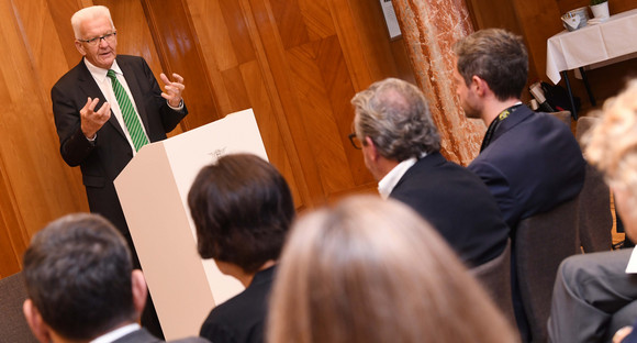 Weiterbildung Auftakt zur Intersectoral School of Governance Baden-Württemberg Begrüßung der Gäste durch Ministerpräsident Winfried Kretschmann (Bild: Staatsministerium Baden-Württemberg)