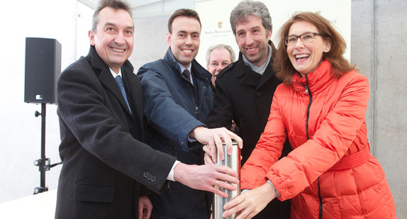 Gruppenbild (v.l.n.r.): Prof. Peter Grathwohl (Universität Tübingen), Minister Dr. Nils Schmid, Bernd Selbmann (Vermögen und Bau Baden-Württemberg), Oberbürgermeister Boris Palmer, Ministerialdirektorin Dr. Simone Schwanitz, Foto: Uni Tübingen