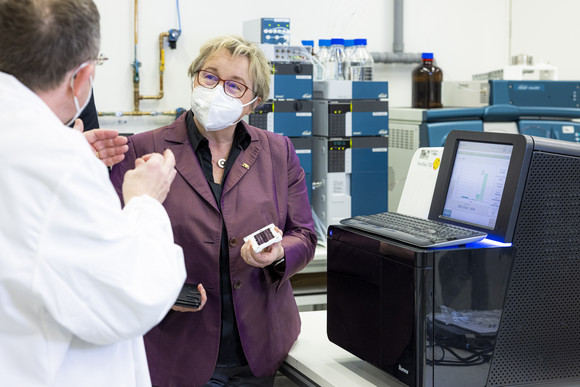 Theresia Bauer informiert sich im Europäischen Laboratorium für Molekularbiologie