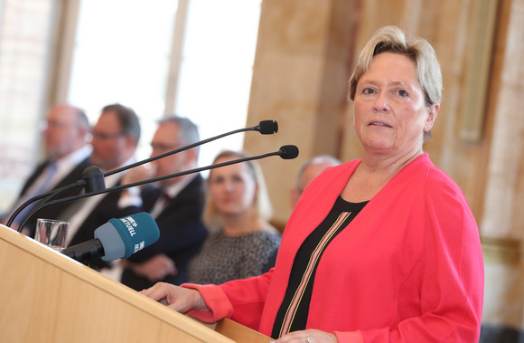 Ausbildung Neues Ausbildungsbündnis unterzeichnet Susanne Eisenmann, Ministerin für Kultus, Jugend und Sport Baden-Württemberg, bei ihrer Ansprache (Bild: Staatsministerium Baden-Württemberg)