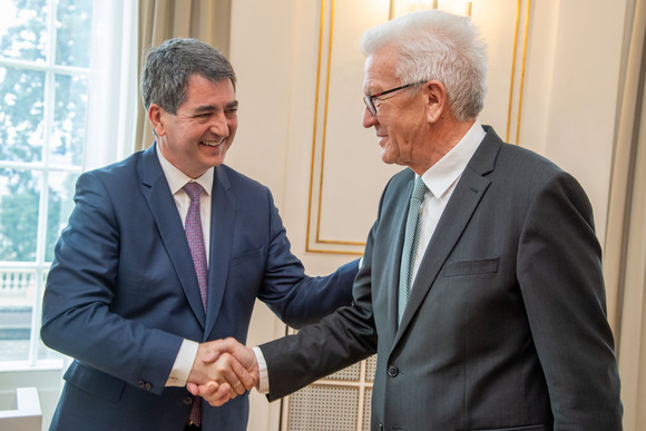 Konferenz Grenzüberschreitende Zusammenarbeit mit der Région Grand Est Ministerpräsident Winfried Kretschmann (l.) empfängt den Präsidenten der Région Grand Est, Jean Rottner (r.) (Bild: Staatsministerium Baden-Württemberg)