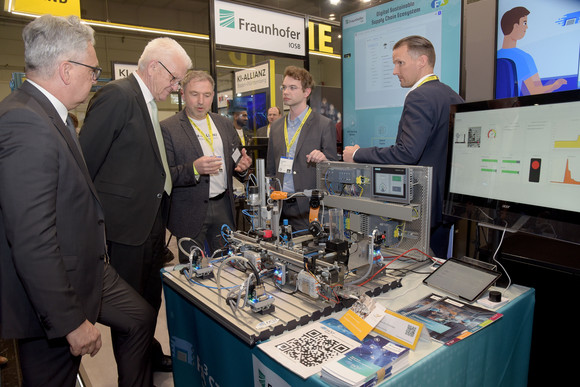 Wirtschaft Kretschmann besucht Hannover Messe Ministerpräsident Winfried Kretschmann (zweiter von links) am Stand von Fraunhofer IOSB am Gemeinschaftsstand von BW_i und Allianz Industrie 4.0 Baden-Württemberg