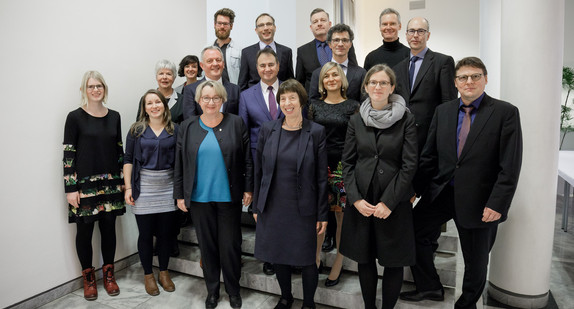 Wissenschaftsministerin Theresia Bauer mit den Landeslehrpreisträgern 2017