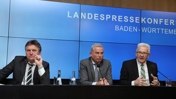 Pressekonferenz Coronavirus, Innenpolitik und Digitalisierung Ministerpräsident Winfried Kretschmann (r.), Innenminister Thomas Strobl (M.) und Gesundheitsminister Manne Lucha (l.) bei der Regierungspressekonferenz (Bild: Staatsministerium Baden-Württemberg)