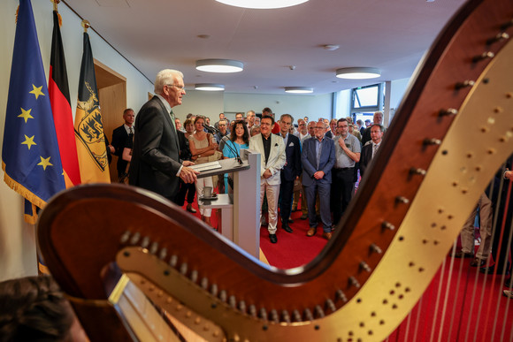 Landesregierung Auswärtige Kabinettssitzung in Bad Mergentheim Ministerpräsident Winfried Kretschmann (links) bei seiner Ansprache zu den Gästen