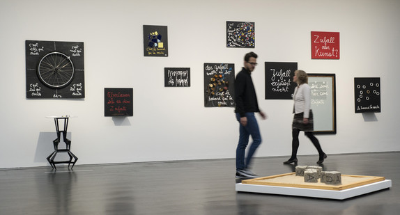 Ausstellungsansicht mit Werken von Ben Vautier und Timm Ulrichs (»Casual : Causal«, 1982) »[un]erwartet. Die Kunst des Zufalls« (24.09.2016 – 19.02.2017), Kunstmuseum Stuttgart, Foto: Frank Kleinbach © VG Bild-Kunst, Bonn 2016 für Ben Vautier und Timm Ulrichs
