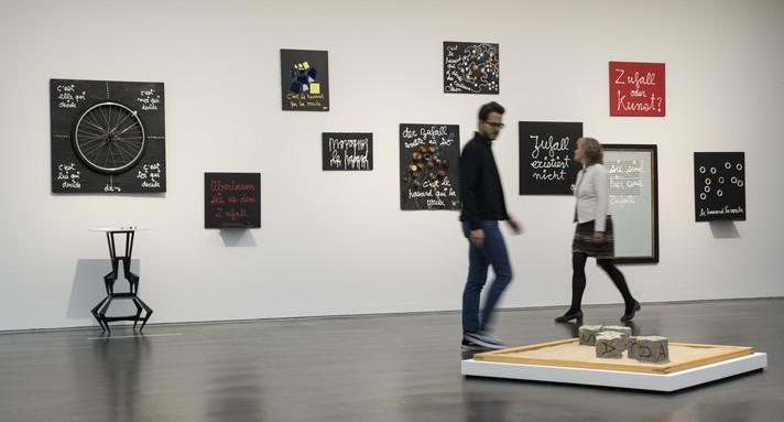 Ausstellungsansicht mit Werken von Ben Vautier und Timm Ulrichs (»Casual : Causal«, 1982) »[un]erwartet. Die Kunst des Zufalls« (24.09.2016 – 19.02.2017), Kunstmuseum Stuttgart, Foto: Frank Kleinbach © VG Bild-Kunst, Bonn 2016 für Ben Vautier und Timm Ulrichs
