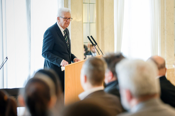 Gedenkveranstaltung 80. Jahrestag der Deportation von Sinti und Roma Ministerpräsident Winfried Kretschmann bei seiner Ansprache zu den Gästen
