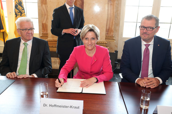 Ausbildung Neues Ausbildungsbündnis unterzeichnet Nicole Hoffmeister-Kraut, Ministerin für Wirtschaft, Arbeit und Wohnungsbau Baden-Württemberg, bei der Unterzeichnung des Bündnisses (Bild: Staatsministerium Baden-Württemberg)