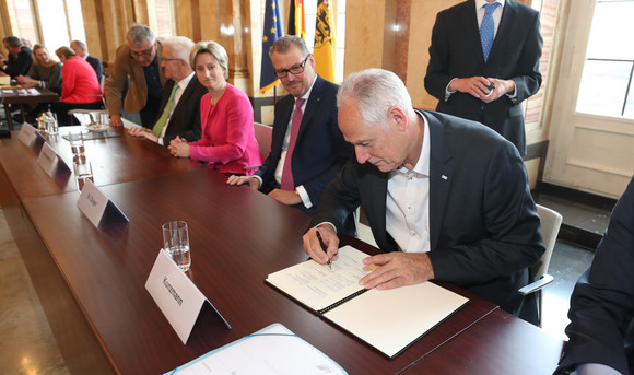 Ausbildung Neues Ausbildungsbündnis unterzeichnet Martin Kunzmann, Vorsitzender des Deutschen Gewerkschaftsbundes Baden-Württemberg, bei der Unterzeichnung des Bündnisses (Bild: Staatsministerium Baden-Württemberg)