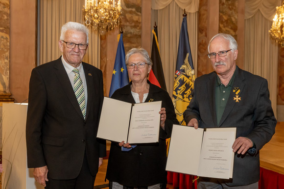 Auszeichnung Verdienstorden des Landes an 21 verdiente Persönlichkeiten Ministerpräsident Winfried Kretschmann (links), Barbara Staudacher (Mitte) und Heinz Högerle (rechts)