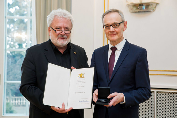 Auszeichnung Staufermedaille an Kay Johannsen Staatsminister Klaus-Peter Murawski (l.) und Kay Johannsen (r.)