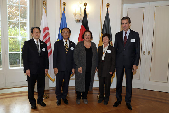 Internationale Zusammenarbeit 30 Jahre Partnerschaft mit Kanagawa v.l.n.r.: Generalkonsul Tetsuya Kimura, Parlamentspräsident Hiroyuki Umezawa, Staatsministerin Theresa Schopper, Michiko Schneider (Beauftragte der Präfektur Kanagawa in Baden-Württemberg) und Dr. Mathias Kammüller (Honorarkonsul von Japan) (Bild: Staatsministerium Baden-Württemberg)
