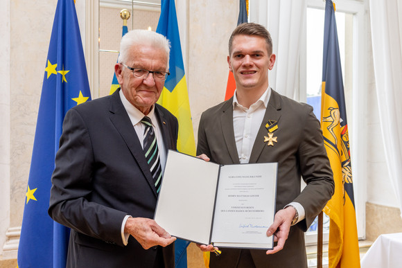 Auszeichnung Verdienstorden des Landes an 22 verdiente Persönlichkeiten Ministerpräsident Winfried Kretschmann (links) und Matthias Ginter (rechts)
