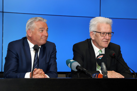 Pressekonferenz Großübungen von Polizei und Katastrophenschutz des Landes Ministerpräsident Winfried Kretschmann (r.) und Innenminister Thomas Strobl (l.) (Bild: Staatsministerium Baden-Württemberg)