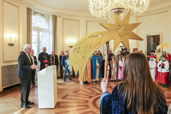 Aktion Dreikönigssingen Kretschmann empfängt Sternsingergruppen Ministerpräsident Winfried Kretschmann (links) spricht zu den Sternsingerinnen und Sternsingern.