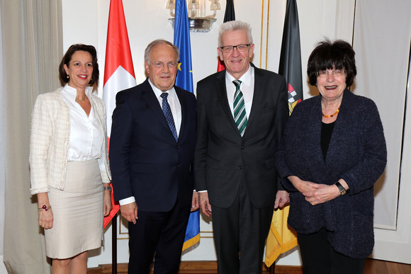 Besuch Kretschmann empfängt Schweizer Bundesrat Schneider-Ammann v.l.n.r.: Die Schweizer Botschafterin Christine Schraner Burgener, der Schweizer Bundesrat Johann Schneider-Ammann, Ministerpräsident Winfried Kretschmann und Staatsrätin Gisela Erler