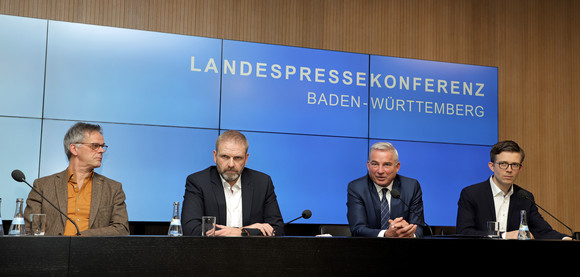 Pressekonferenz Landesregierung stärkt Sicherheit im öffentlichen Raum v.l.n.r.: Regierungssprecher Rudi Hoogvliet, Staatssekretär Volker Ratzmann, Innenminister Thomas Strobl und Anno Knüttgen, Vorsitzender der Landespressekonferenz Baden-Württemberg, bei der Regierungspressekonferenz (Bild: Staatsministerium Baden-Württemberg)