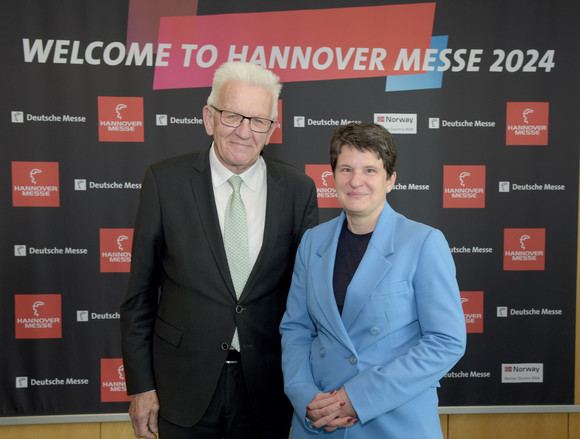 Wirtschaft Kretschmann besucht Hannover Messe Ministerpräsident Winfried Kretschmann (links) und Tanja Gönner (rechts), Hauptgeschäftsführerin des Bundesverbandes der Deutschen Industrie (BDI)