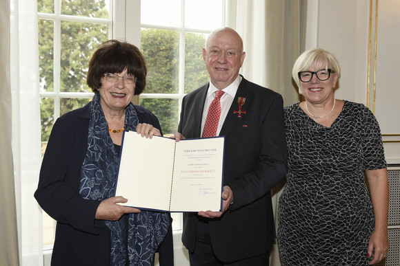 Auszeichnung Verdienstkreuz am Bande für Werner Schmoll Staatsrätin Gisela Erler (l.), Werner Schmoll (M.) und Brigitte Ebert-Schmoll (r.)
