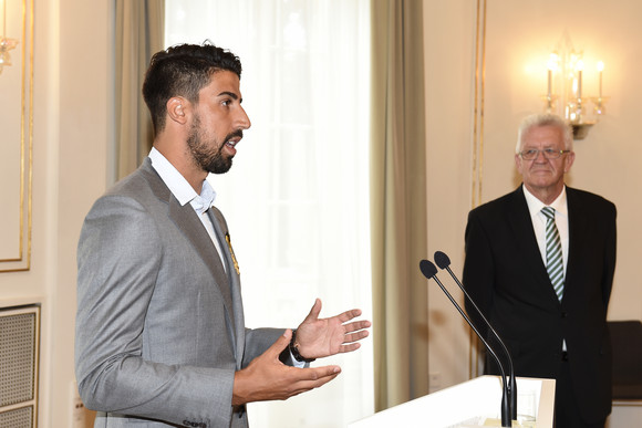 Auszeichnung Verdienstorden des Landes an Sami Khedira Sami Khedira (l.) und Ministerpräsident Winfried Kretschmann (r.)